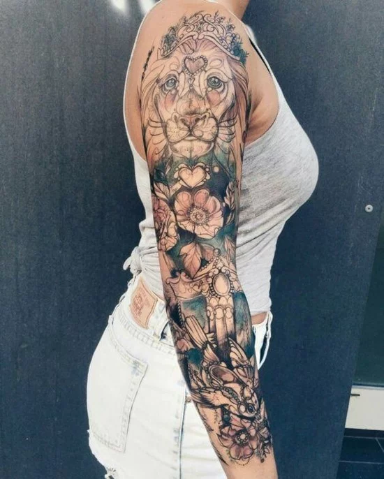 buntes Sleeve Tattoo mit Löwen und Blumen