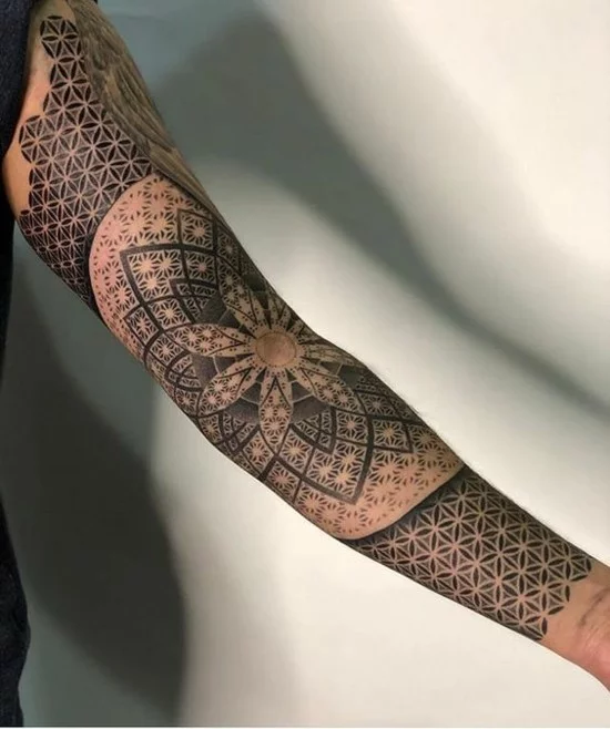 Mandala Sleeve Tattoo in Maori-Stil 