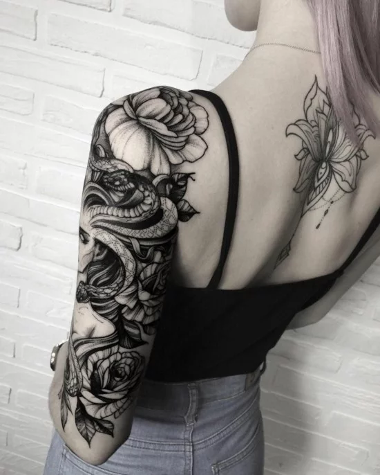 Medusa und Pfingsrosen Sleeve Tattoo 