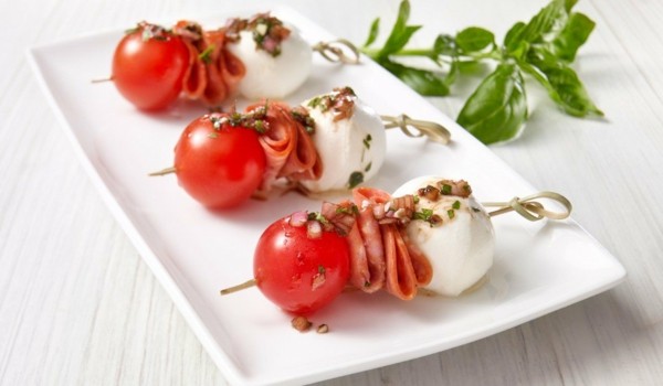 mini fingerfood spieße mit salami und cherry tomaten