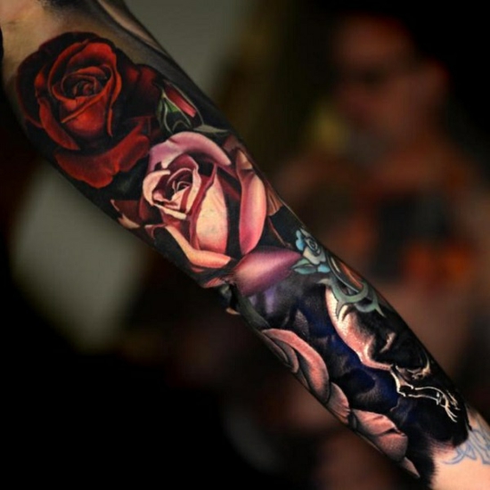 Frau rosen unterarm tattoo Rosen Tattoo
