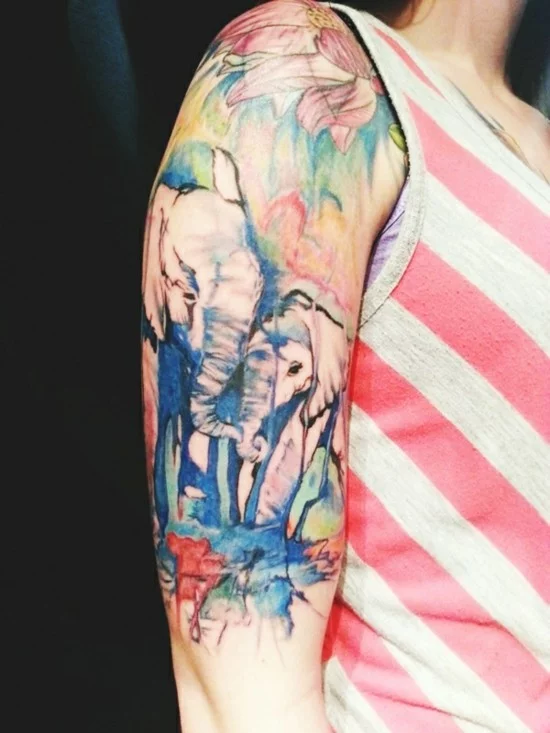 Aquarell Oberarm Tattoo mit Elefanten 
