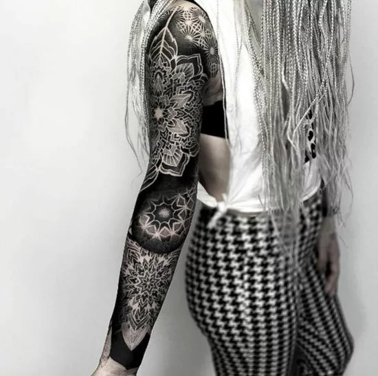 Sleeve Tattoo mit Mandalas in Blackwork 