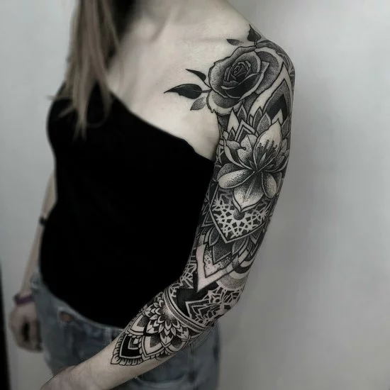 Sleeve Tattoo mit Blüten in Blackwork 
