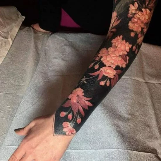 Sleeve Tattoo - Schwarz mit rosafarbenen Blüten 