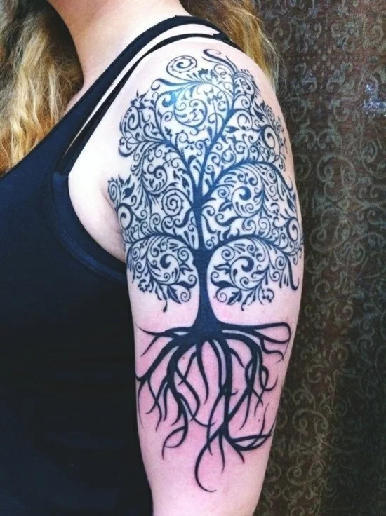Baum mit Wurzeln in Henna Style als Oberarm Tattoo 