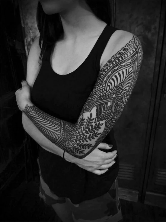 Mehndi Sleeve Tattoo Ideen für Frauen 