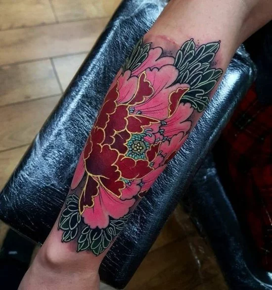 Unterarm Tattoo mit Pfingstrose im japanischen Stil 