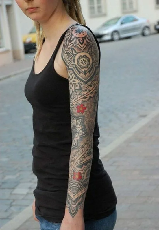 Sleeve Tattoo Idee mit stilisierten Blumen