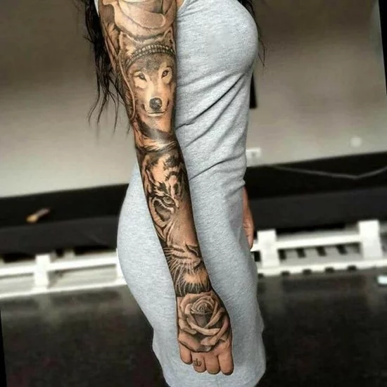 Sleeve Tattoo Idee mit Wolf, Tiger und Rose 