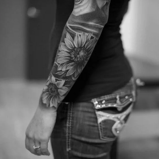 Sonnenblumen Sleeve Tattoo Idee in Blackwork 