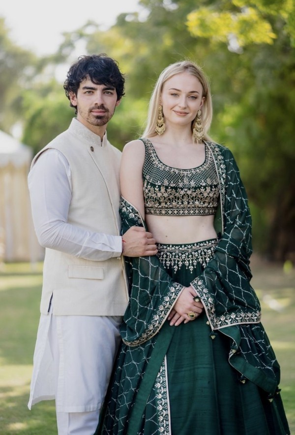 sophie turner und joe jonas in indischen kostümen