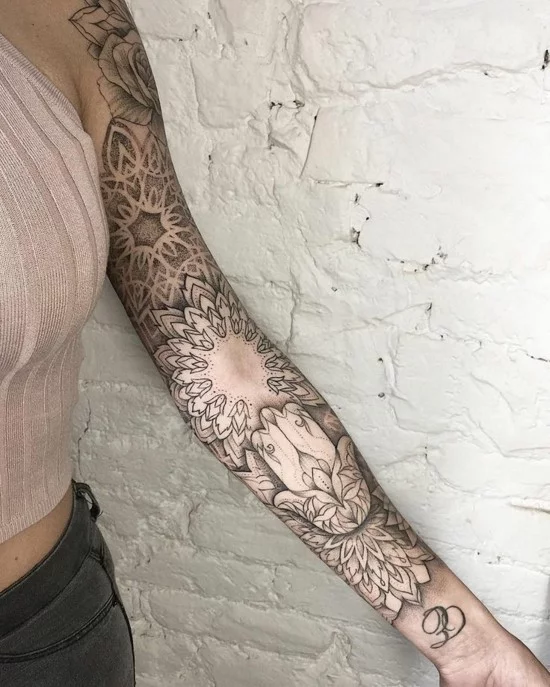 Sleeve Tattoo Idee mit Hand der Fatima und Mandalas 