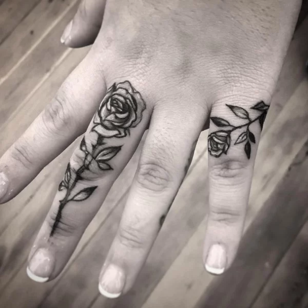 tattoo ideen rosen an den fingern
