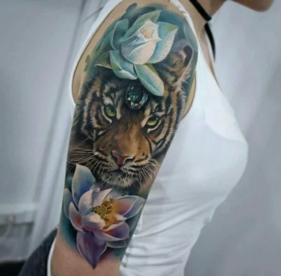 buntes Oberarm Tattoo mit Tiger und Blüten 