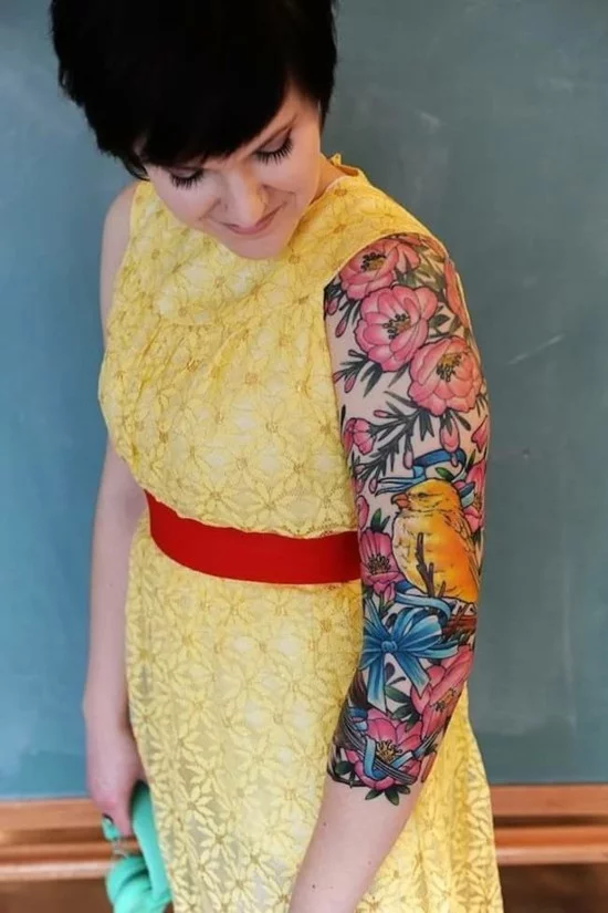 Buntes Sleeve Tattoo mit Vogel und Rosen 