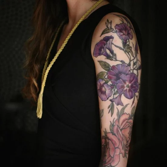 Rosen und Weilchen Sleeve Tattoo 