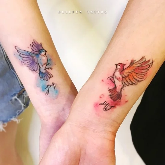 170 kreative Geschwister Tattoo Ideen und Inspirationen blauer und roter vogel wasserfarben schwester