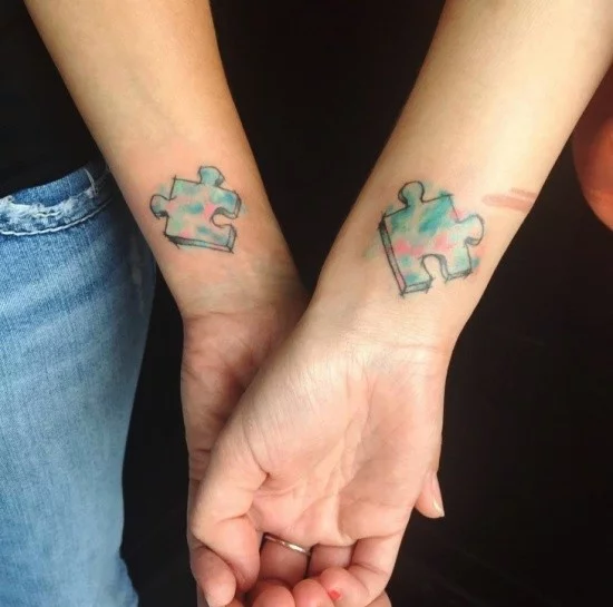 170 kreative Geschwister Tattoo Ideen und Inspirationen bunte puzzle stücke wasserfarben
