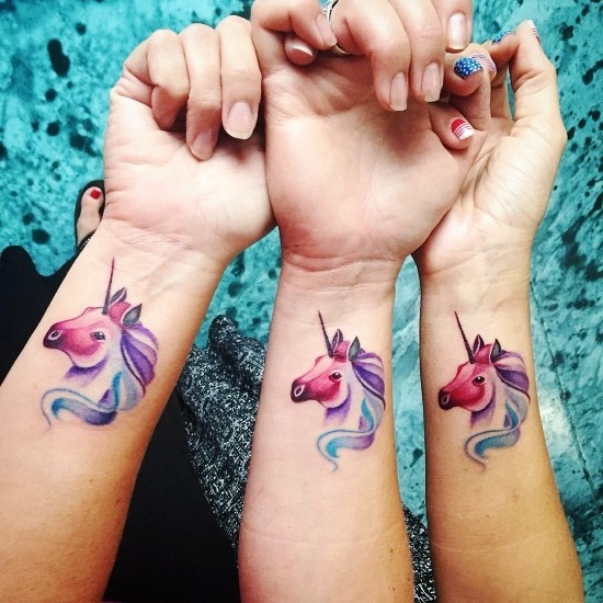 170 kreative Geschwister Tattoo Ideen und Inspirationen bunter einhorn drei schwester