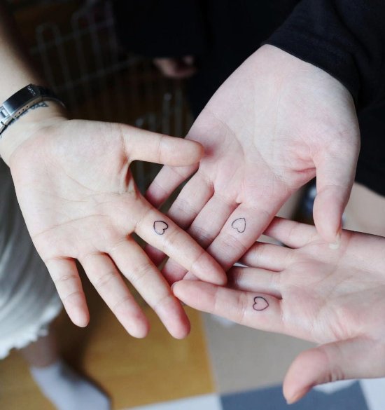 170 kreative Geschwister Tattoo Ideen und Inspirationen drei geschwister herzen finger