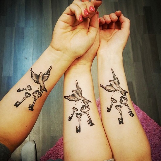 170 kreative Geschwister Tattoo Ideen und Inspirationen drei vögel mit schlüssel bund