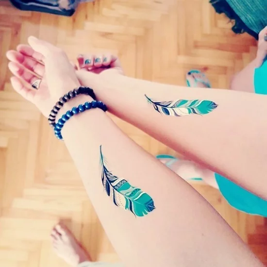 170 kreative Geschwister Tattoo Ideen und Inspirationen feder blau bunt abstrakt