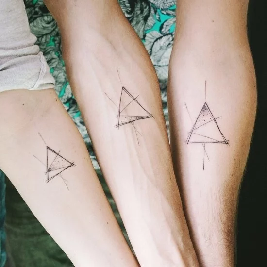 170 kreative Geschwister Tattoo Ideen und Inspirationen geometrisch modern drei dreiecke