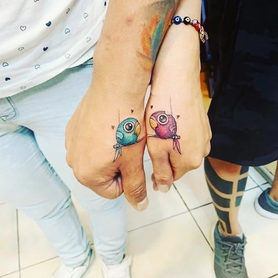 170 kreative Geschwister Tattoo Ideen und Inspirationen papagei blau lila