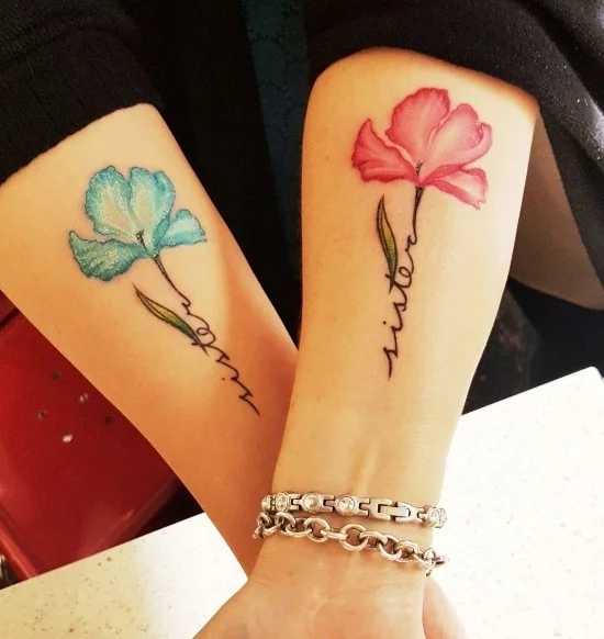 170 kreative Geschwister Tattoo Ideen und Inspirationen schwester blumen blau rot