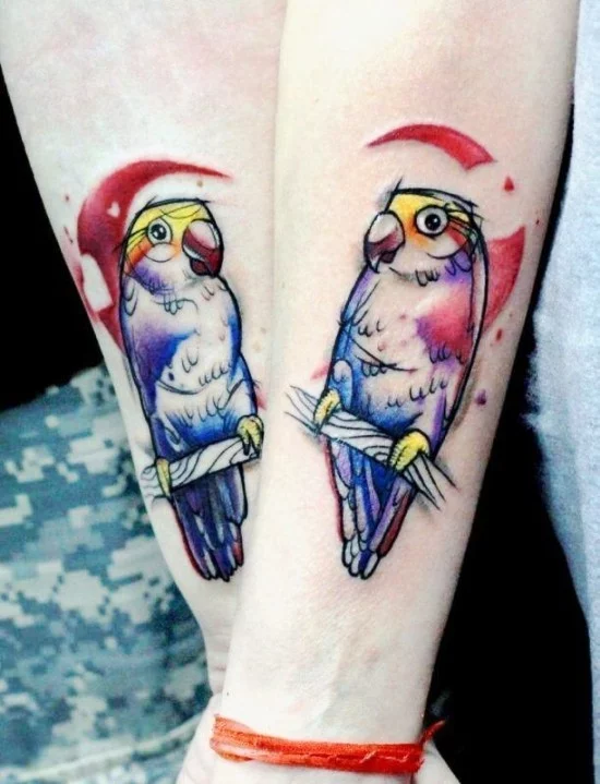170 kreative Geschwister Tattoo Ideen und Inspirationen zwei papagei bunt schwester