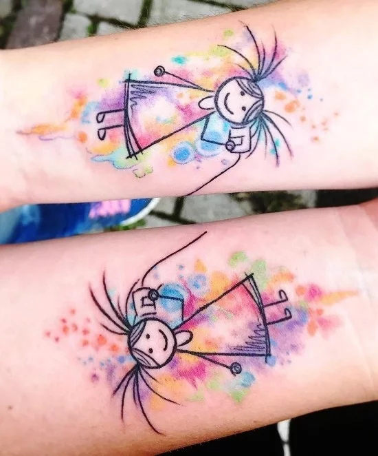 170 kreative Geschwister Tattoo Ideen und Inspirationen zwei schwester bunt wasserfarben telefon