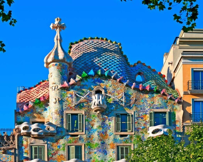 Antoni Gaudi Casa Batllo gewölbte Formen bunte Farben