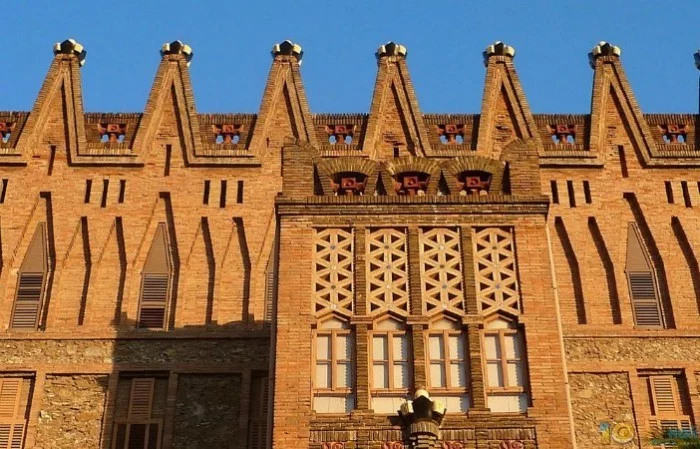 Antoni Gaudi Klosterschule der Theresianerinnen imposanter Bau