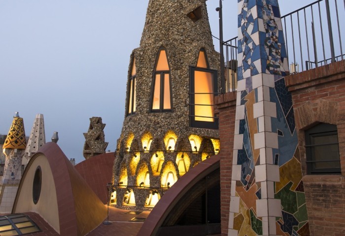Antoni Gaudi Palau Güell zahlreiche fantasievolle Formen und Motive