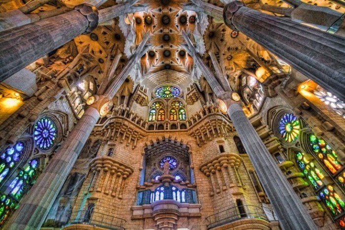 Antoni Gaudi sein Lebenswerk La Sagrada Familia imposanter Bau interessante Formen und Farben Sehenswürdigkeit Barcelonas viel besucht