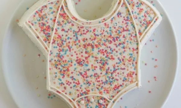 Babytorte selber machen für Baby Shower Party Torte dekorieren mit Streusel verzieren 