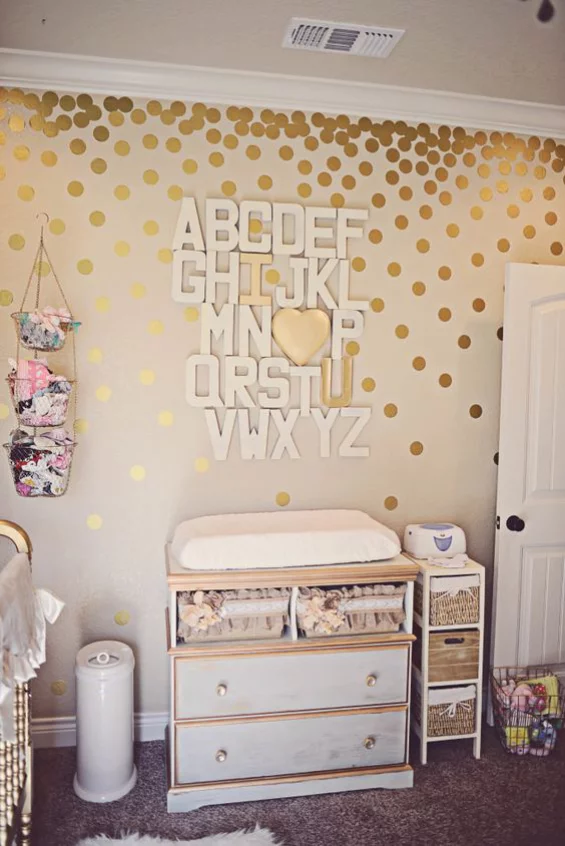 Babyzimmer einrichten gestalten Kommode in Retro Stil mit Matratze Wickelecke Wanddekoration