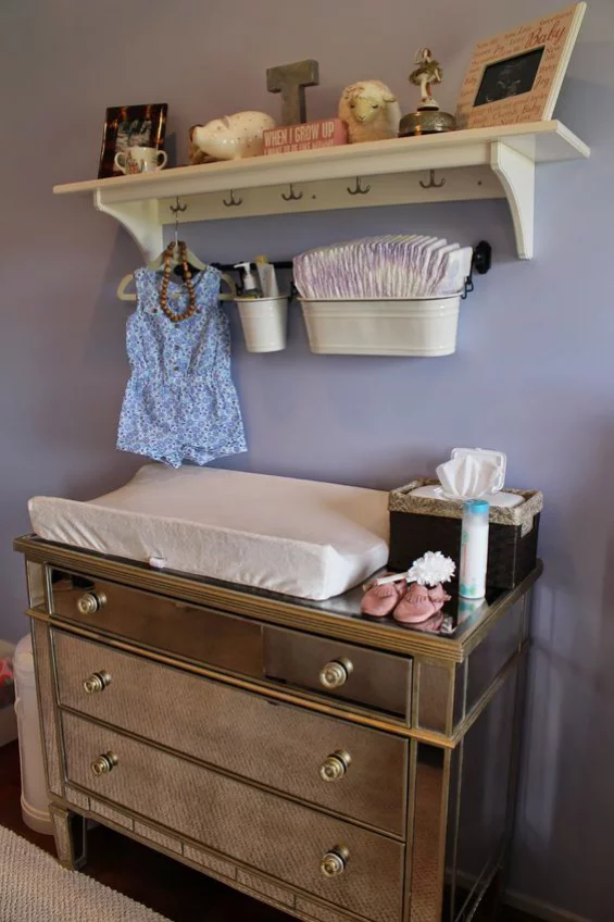 Babyzimmer einrichten gestalten Kommode in Retro Stil mit Matratze Wickelecke