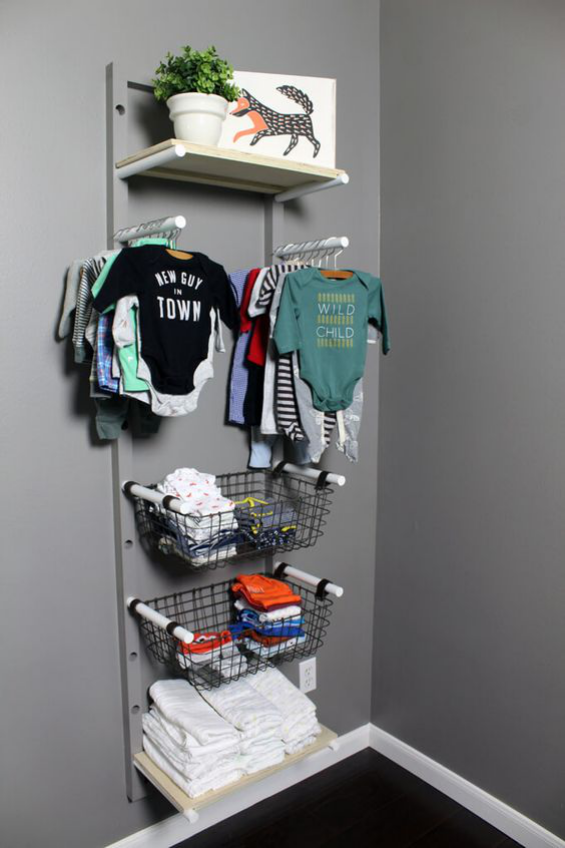 Babyzimmer einrichten gestalten Körbe Kleiderstangen an der Wand
