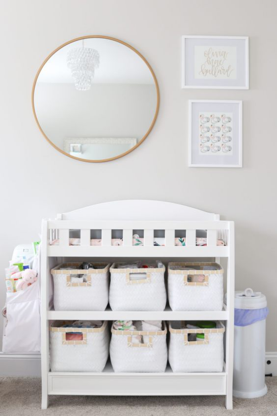 Babyzimmer einrichten gestalten Wickelkommode Wandspiegel Windeleimer zwei Bilder alles weiß