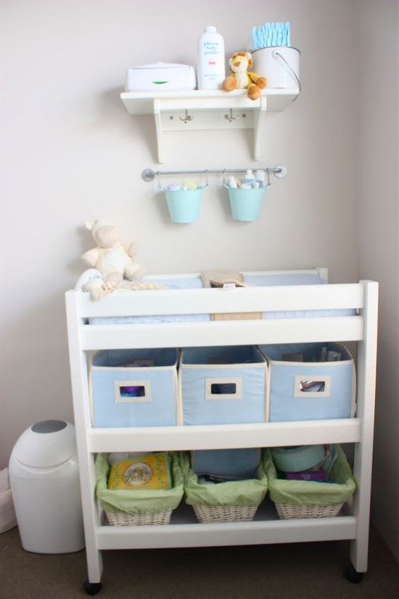 Babyzimmer einrichten gestalten Wickelkommode darunter Staukörbe daneben Windeleimer