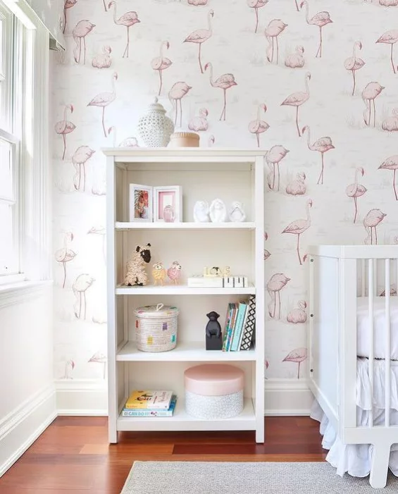Babyzimmer einrichten gestalten hell einladend offener Schrank zwischen Fenster und Babybett Wandtapete mit rosa Flamingos