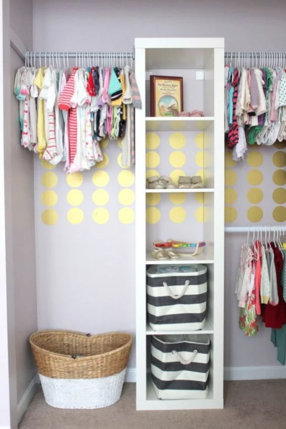 Babyzimmer einrichten gestalten offenes Regal Körbe Kleiderstangen