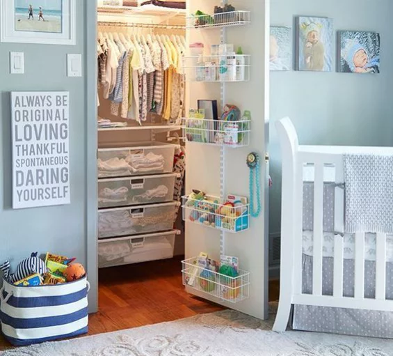 Babyzimmer einrichten gestalten schönes Ambiente Bett Einbauschrank alles Notwendige geordnet