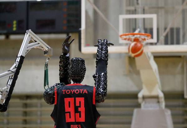Basketball Roboter erzielt Guinness Rekord mit 2.020 perfekten Würfen roboter wirft ball cue3 toyota