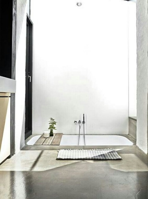 Eingelassene Badewanne Holzplatte Fußmatte minimalistisches Baddesign