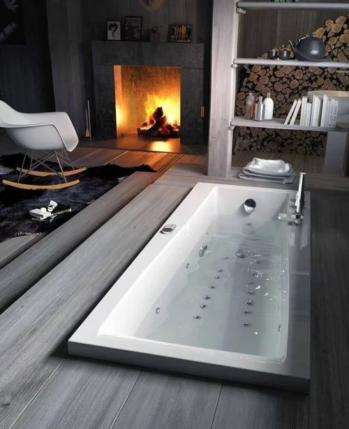 Eingelassene Badewanne Kamin Stuhl interessante Gestaltung