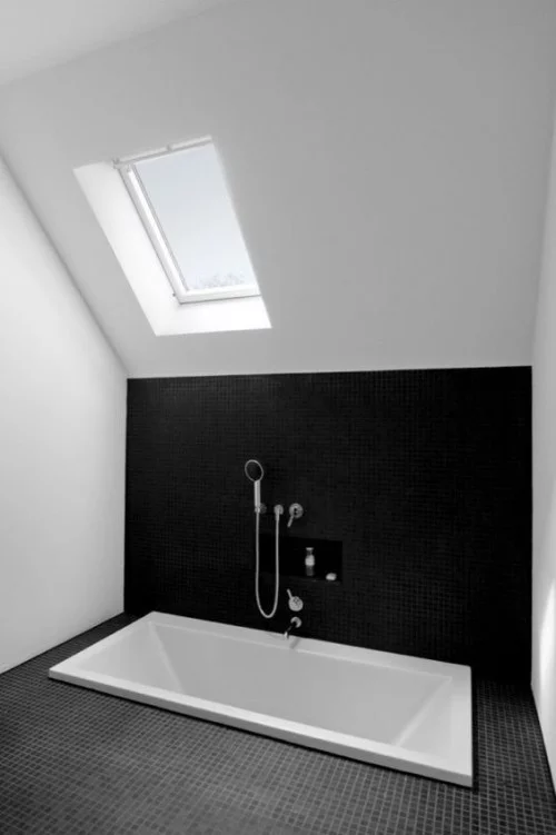 Eingelassene Badewanne Minimalismus in grau schwarz-weiß