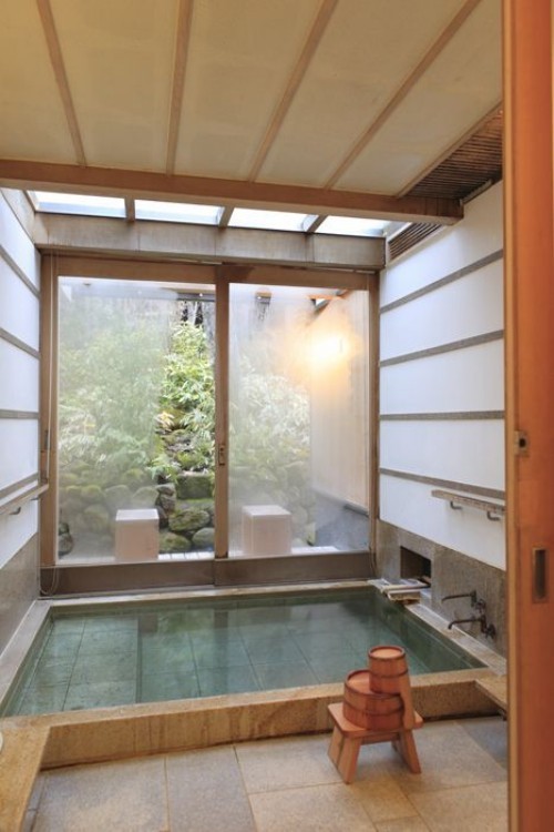 Eingelassene Badewanne Zen Atmosphäre Ruhe Gelassenheit mattierte Glaswand